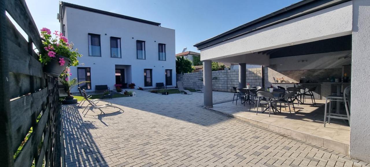 Chg Boutique Hotel Костинещи Екстериор снимка